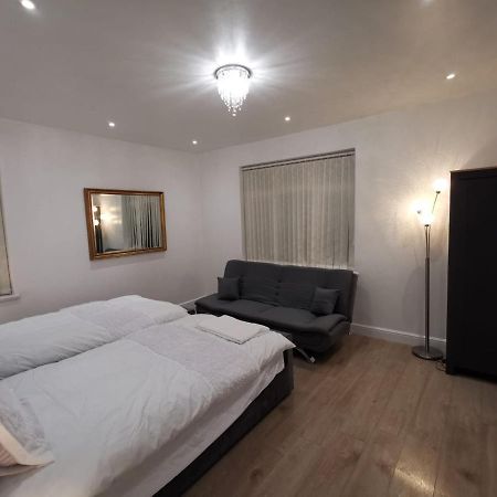 Three Bedroom Modern Apartment By Luton Airport And Luton Station المظهر الخارجي الصورة