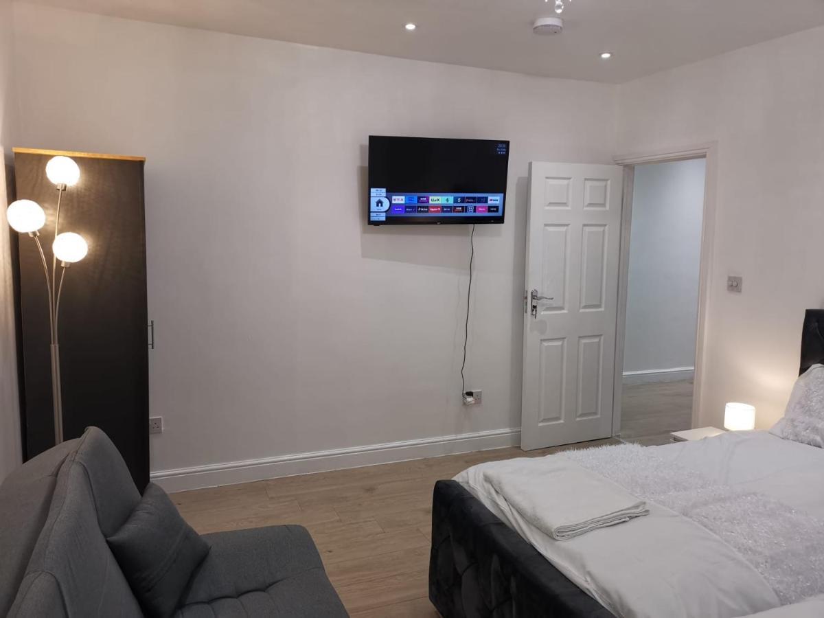 Three Bedroom Modern Apartment By Luton Airport And Luton Station المظهر الخارجي الصورة