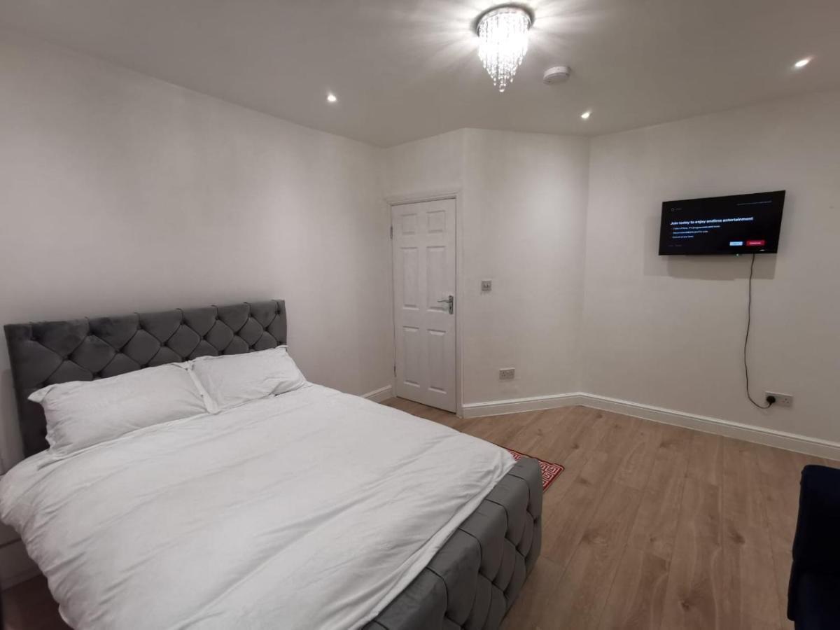 Three Bedroom Modern Apartment By Luton Airport And Luton Station المظهر الخارجي الصورة