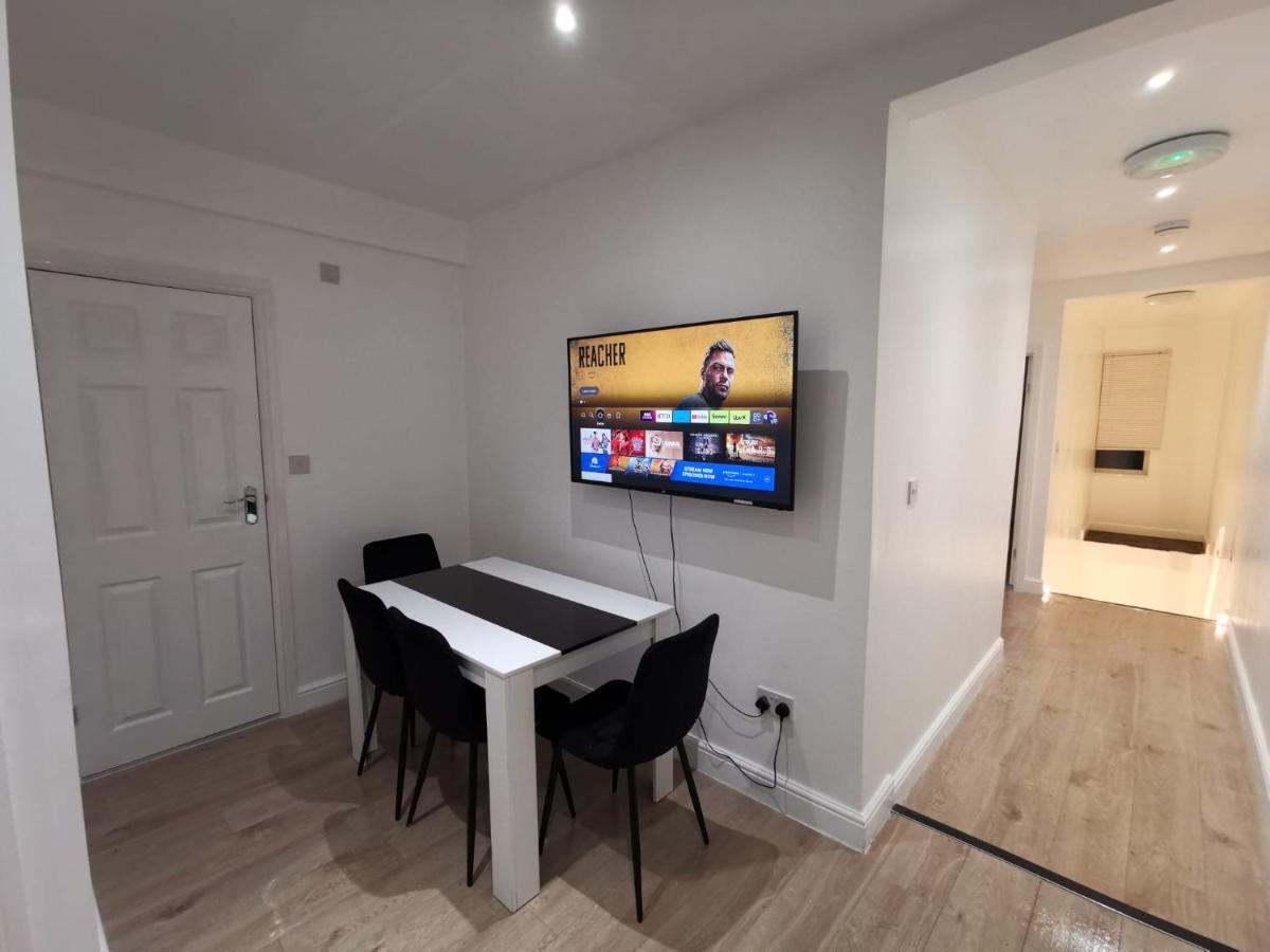 Three Bedroom Modern Apartment By Luton Airport And Luton Station المظهر الخارجي الصورة