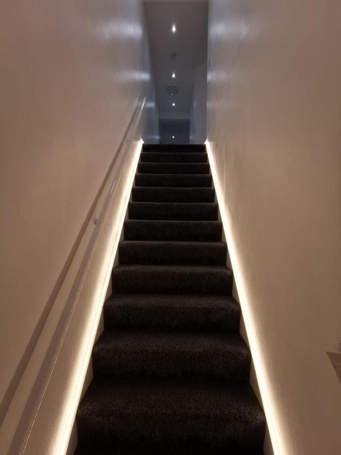 Three Bedroom Modern Apartment By Luton Airport And Luton Station المظهر الخارجي الصورة